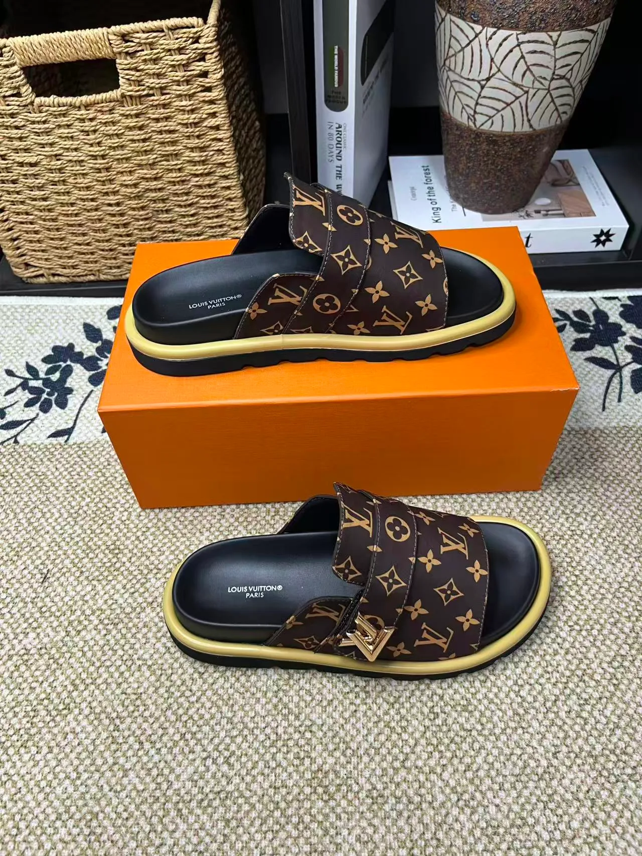P340 [New Style] [LOUIS VUITTON] Louis Vuitton, LV printing, men's and women's slippers are now on the market, packed in drawer boxes with cloth bags and cards, the upper pattern looks very soft and waxy, and is a super versatile leg slimming tool. Fabric: imported denim/canvas/old fabric, LV hardware LOGO, official website pattern printing, comfortable to wear, feet: high-elastic PU water table. Sole: foam sole, heel height: about 5cm. Code number: 35-46, 35, 45, 46 are custom-made and non-returnable. Color: multiple colors and styles available.